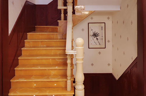 临猗中式别墅室内汉白玉石楼梯的定制安装装饰效果